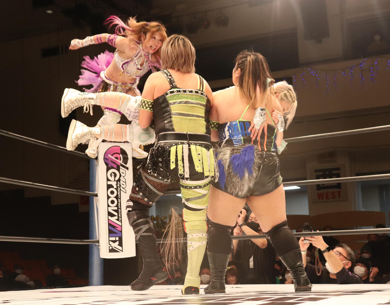 スターダム後楽園大会　フェアリアルギフトを受け止められたなつぽいの上からプランチャを放とうとする中野たむ（左）（撮影・渋谷征平）