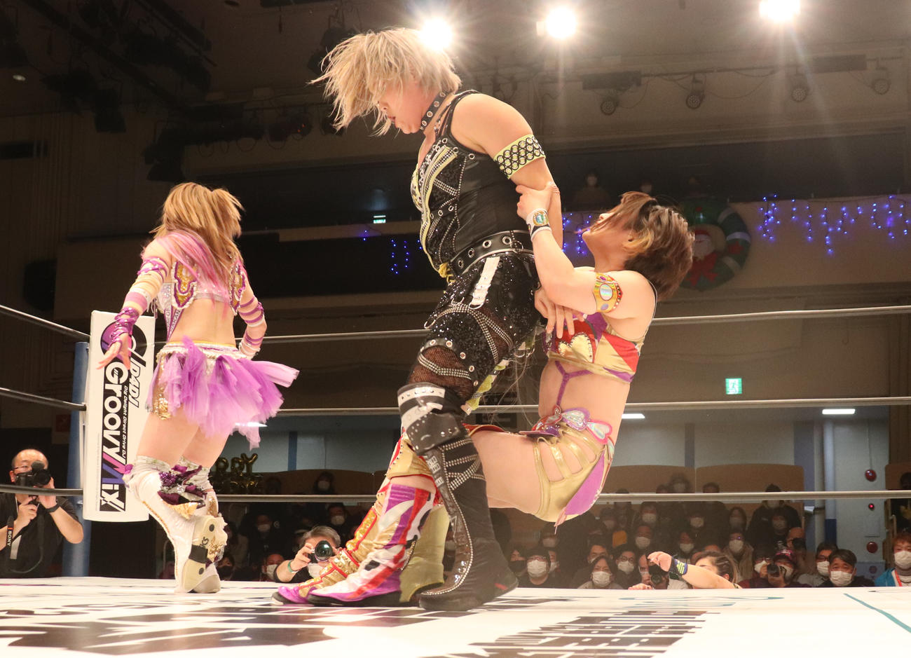 スターダム後楽園大会　高橋奈七永（左）にジャーマン・スープレックスを放とうとする月山和香（右）（撮影・渋谷征平）