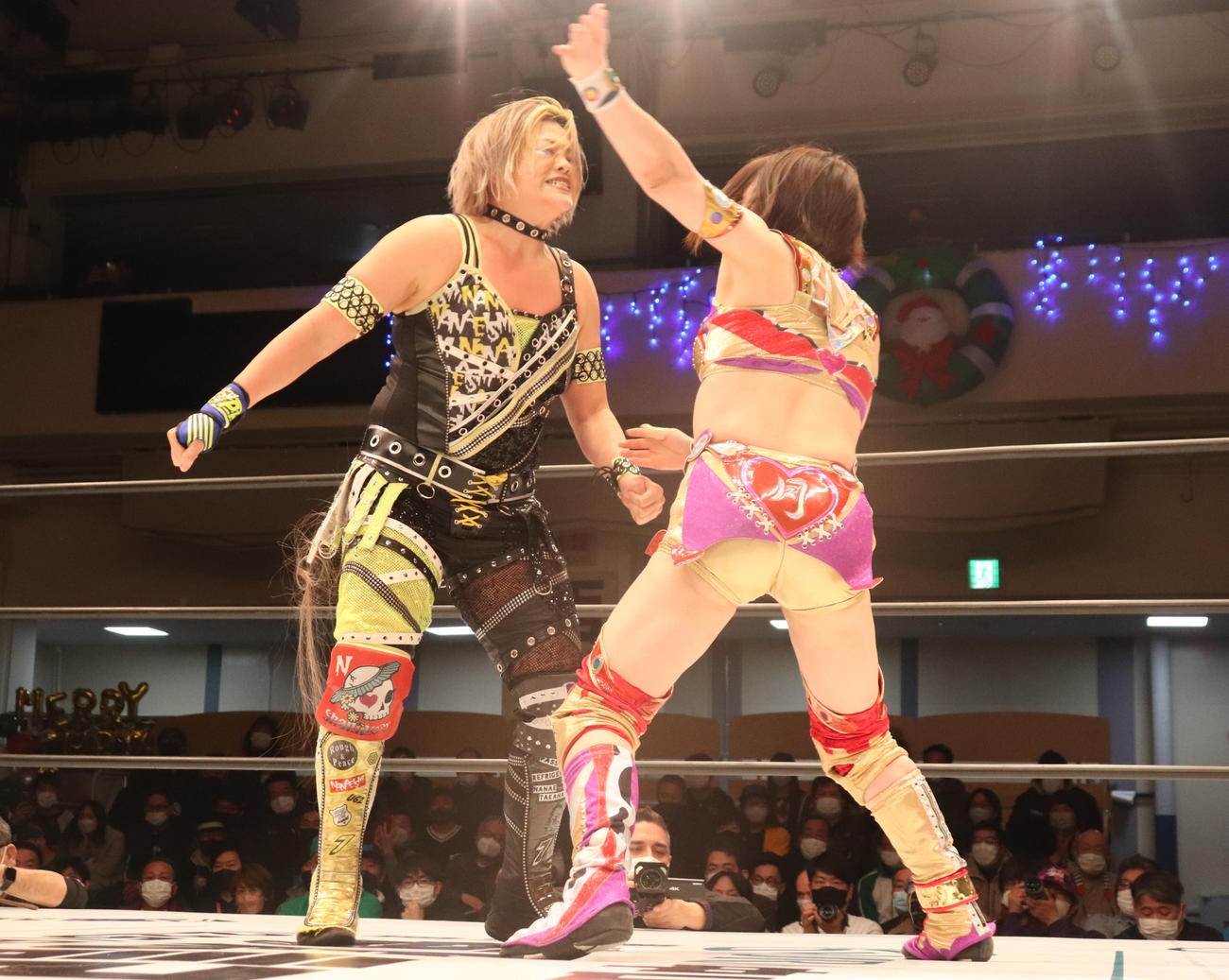 スターダム後楽園大会　高橋奈七永（左）を攻める月山和香（右）（撮影・渋谷征平）