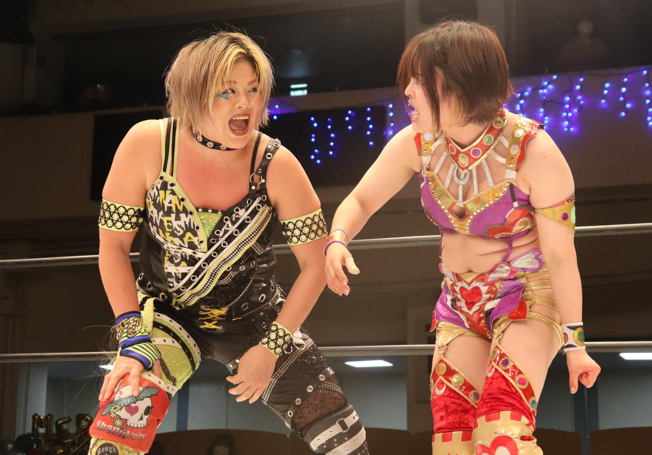 スターダム後楽園大会　高橋奈七永（左）にビンタを張る月山和香（右）（撮影・渋谷征平）