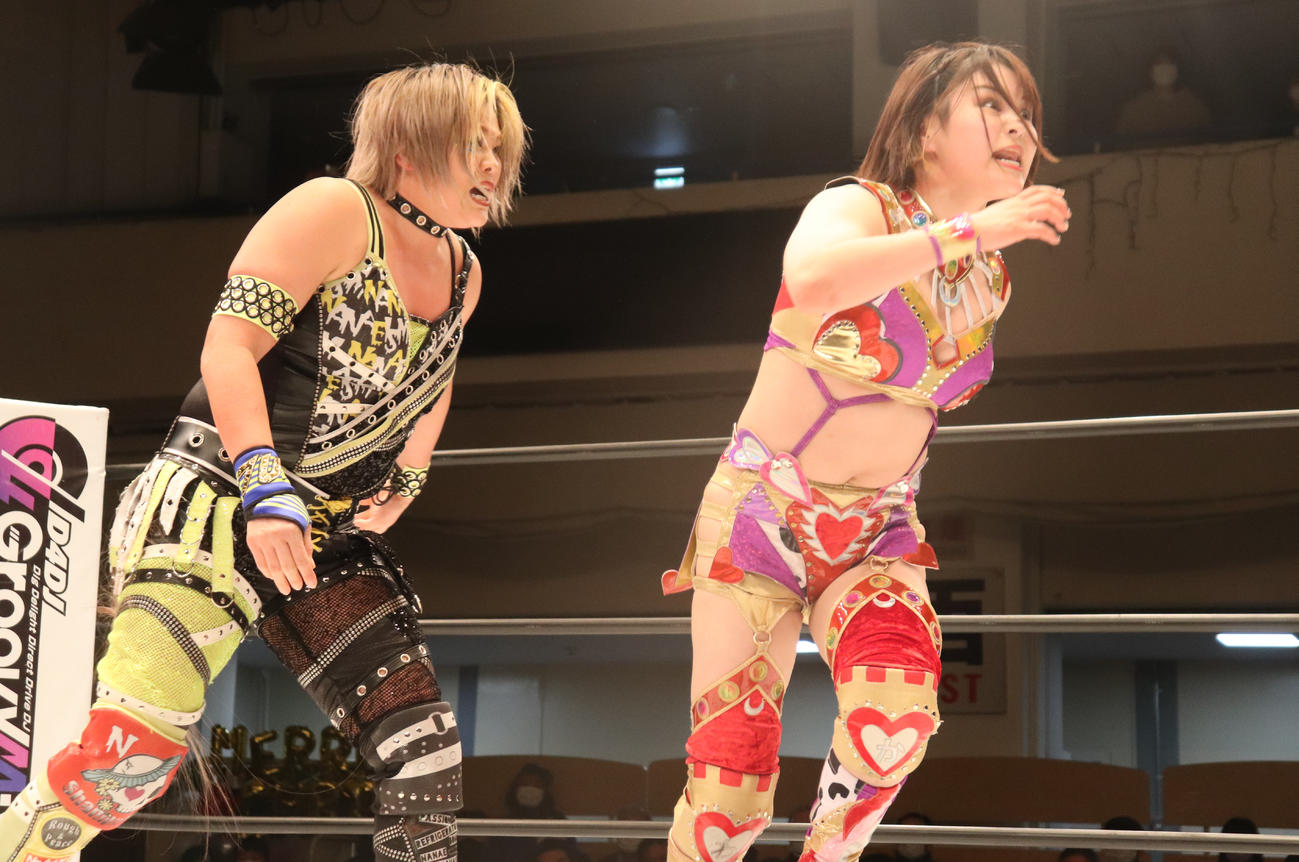 スターダム後楽園大会　高橋奈七永（左）を攻める月山和香（右）（撮影・渋谷征平）