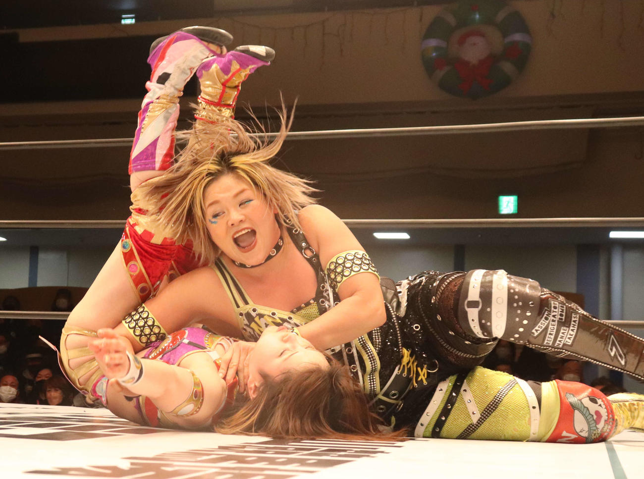 スターダム後楽園大会　月山和香をから3カウントを奪った高橋奈七永（撮影・渋谷征平）