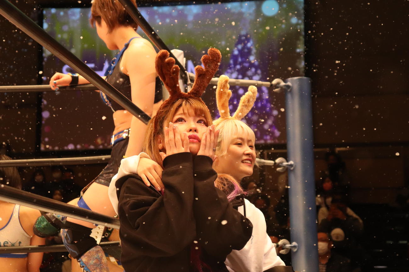 スターダム後楽園大会　全試合終了後、涙を流す中野たむ（左）と、笑顔で寄り添うなつぽい（右）（撮影・渋谷征平）