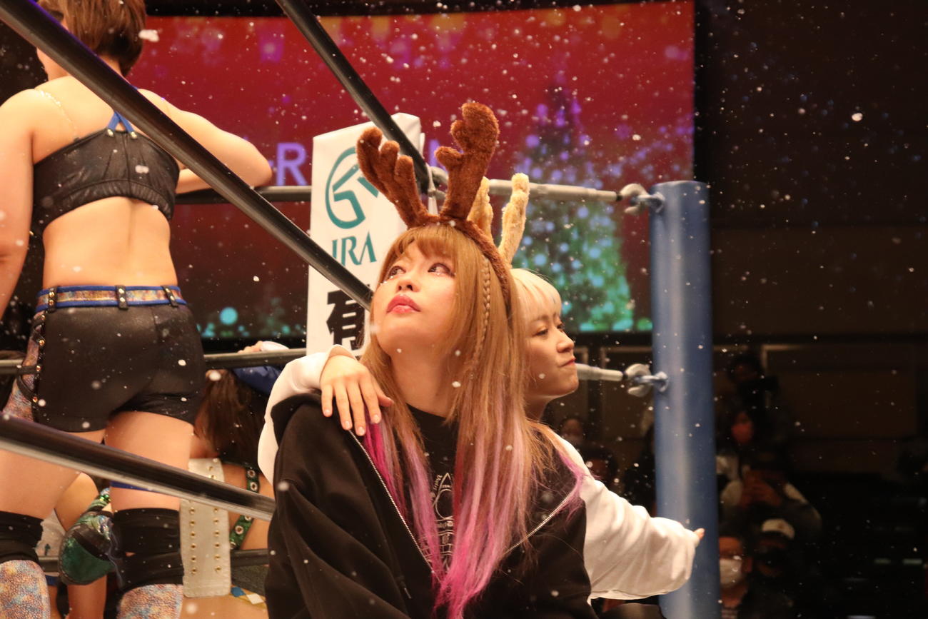 スターダム後楽園大会　全試合終了後、涙を流す中野たむ（左）と、そっと寄り添うなつぽい（右）（撮影・渋谷征平）