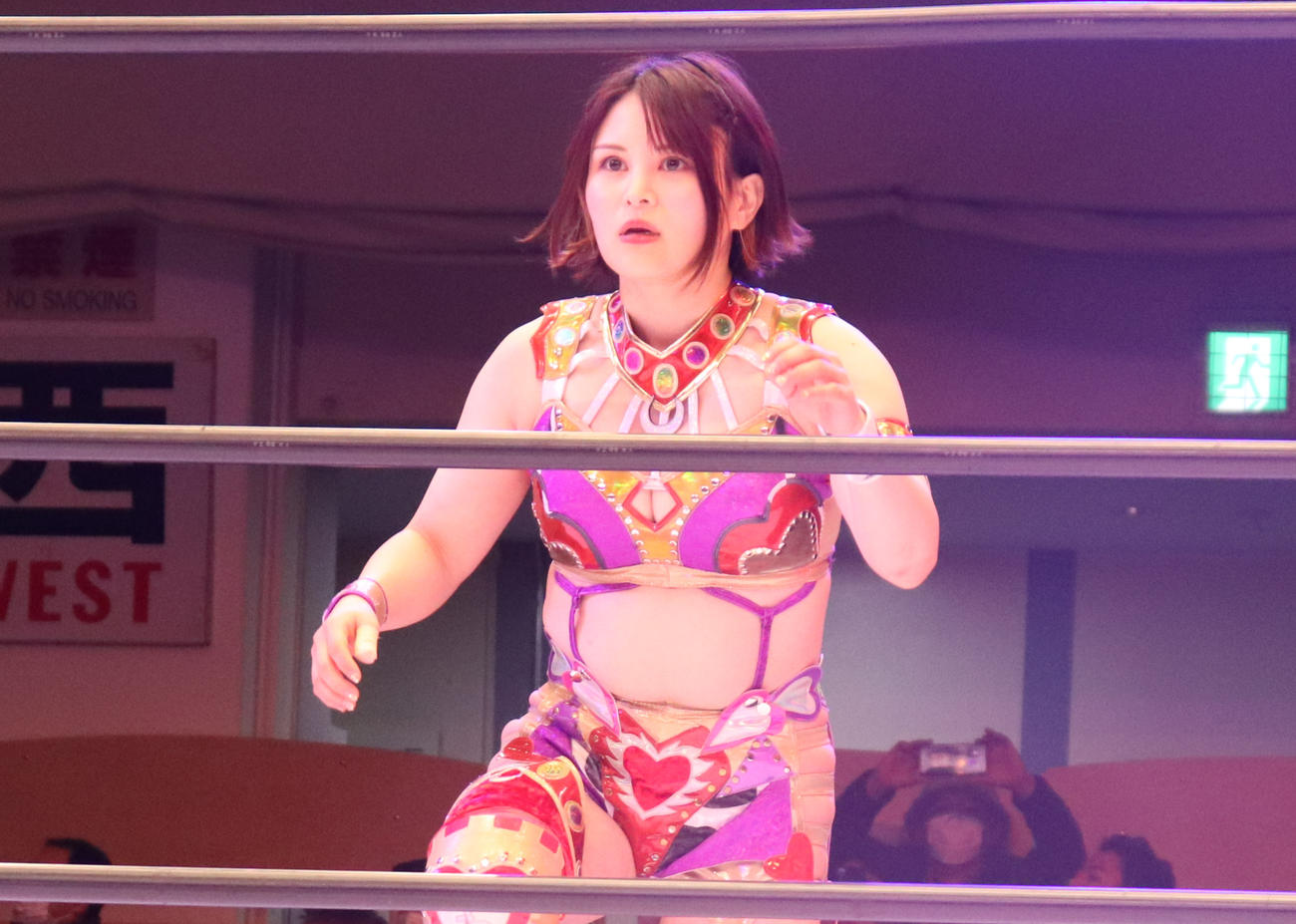 スターダム後楽園大会　コズエンダンスも踊らず、一直線に入場した月山和香（撮影・渋谷征平）