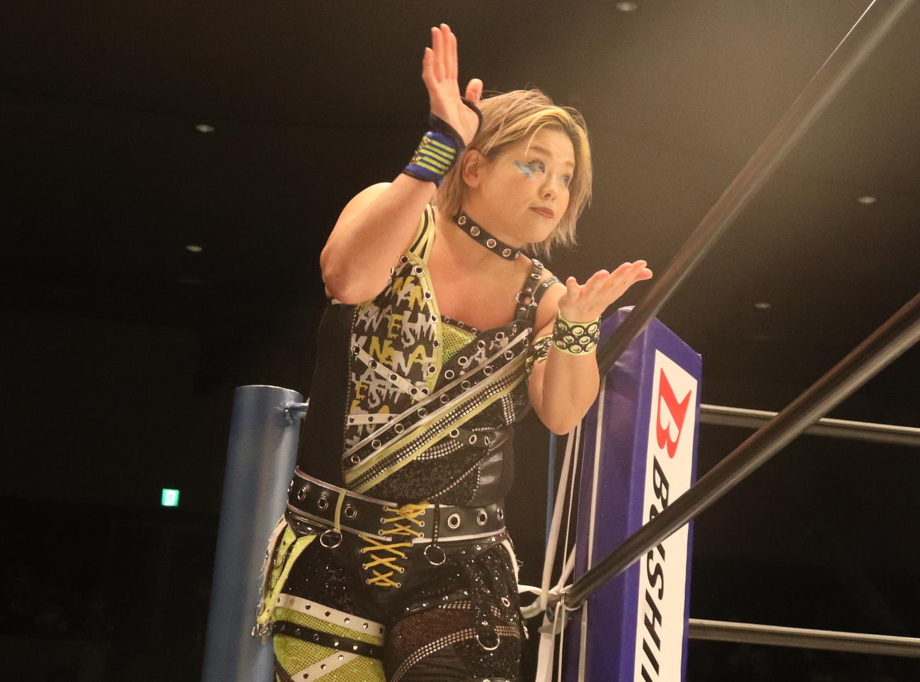 スターダム後楽園大会　試合中、拍手を送る高橋奈七永（撮影・渋谷征平）