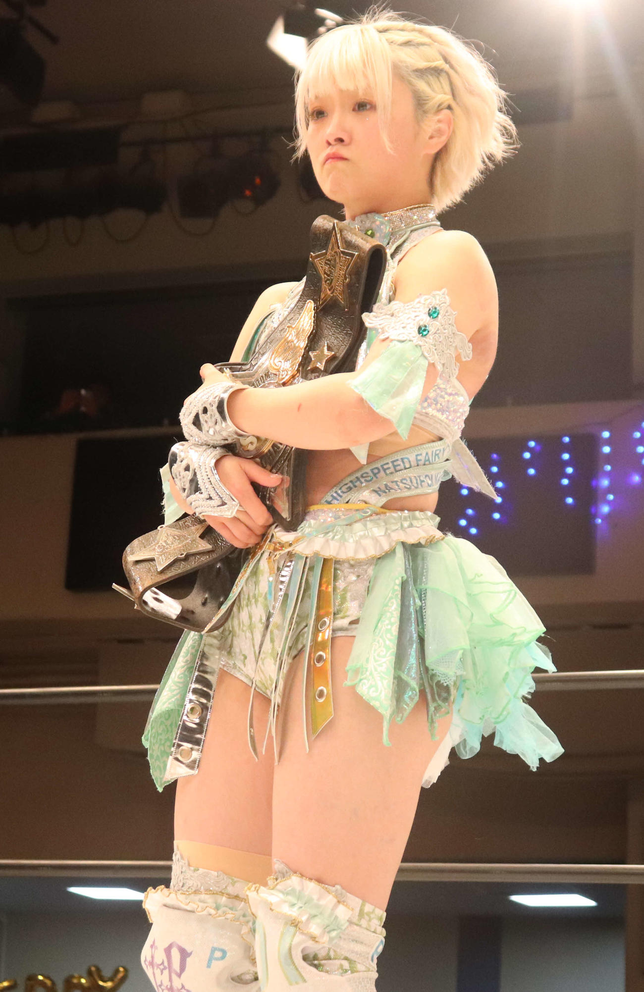 スターダム後楽園大会　試合に敗れた後、なつぽいは相手をにらみつける（撮影・渋谷征平）