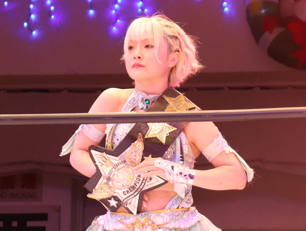 スターダム後楽園大会　ベルトを肩にかけて入場したなつぽい（撮影・渋谷征平）