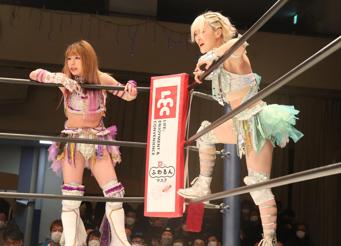 スターダム後楽園大会　月山和香に声をかける中野たむ（左）となつぽい（右）（撮影・渋谷征平）