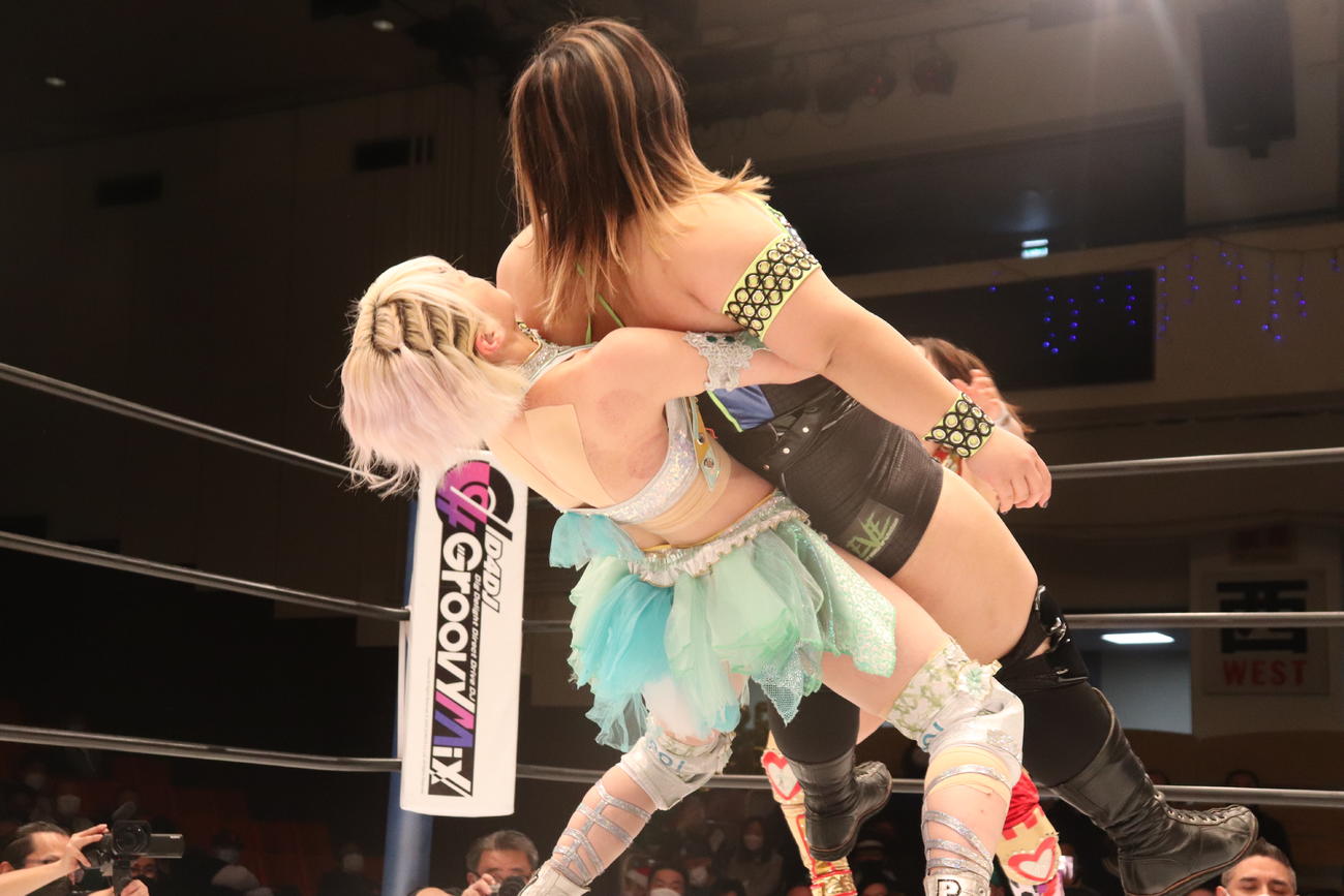 スターダム後楽園大会　優宇（右）を投げ飛ばそうとするなつぽい（撮影・渋谷征平）
