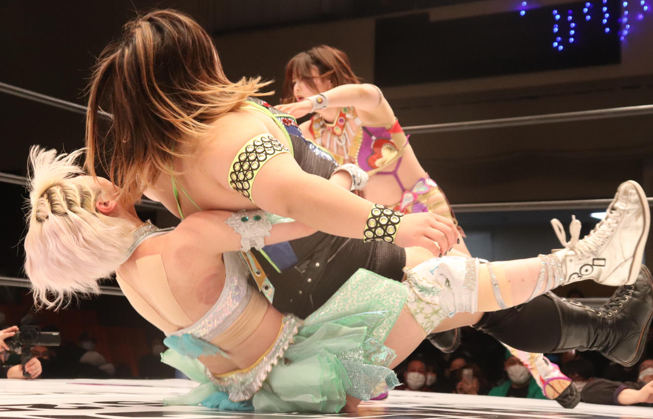 スターダム後楽園大会　優宇（右）を投げ飛ばそうとするも、下敷きになるなつぽい（左）（撮影・渋谷征平）