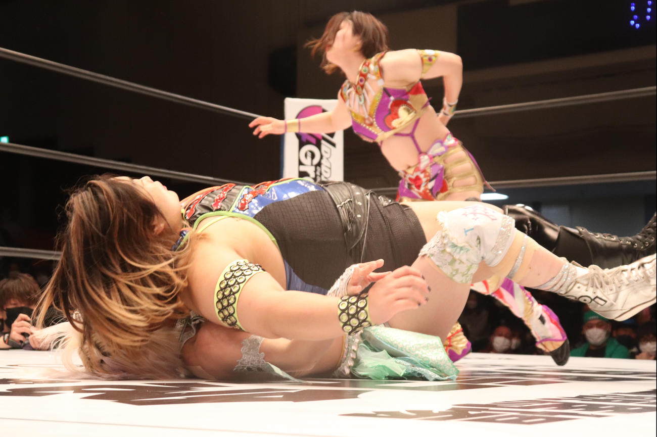 スターダム後楽園大会　優宇（右）を投げ飛ばそうとするも、下敷きになるなつぽい（左）（撮影・渋谷征平）