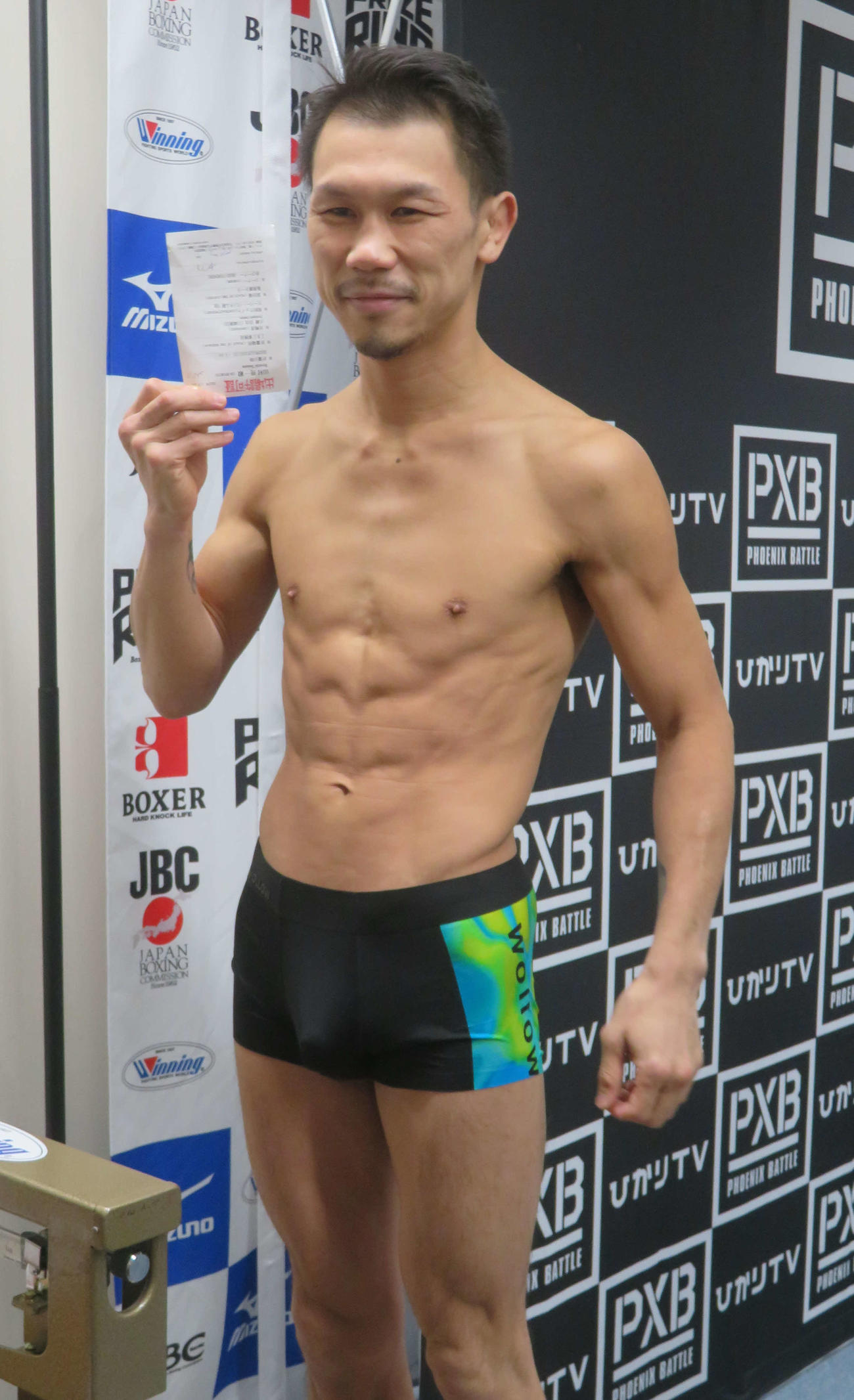 日本スーパーバンタム級王座決定戦を控え、前日計量をパスした同級1位田村亮一