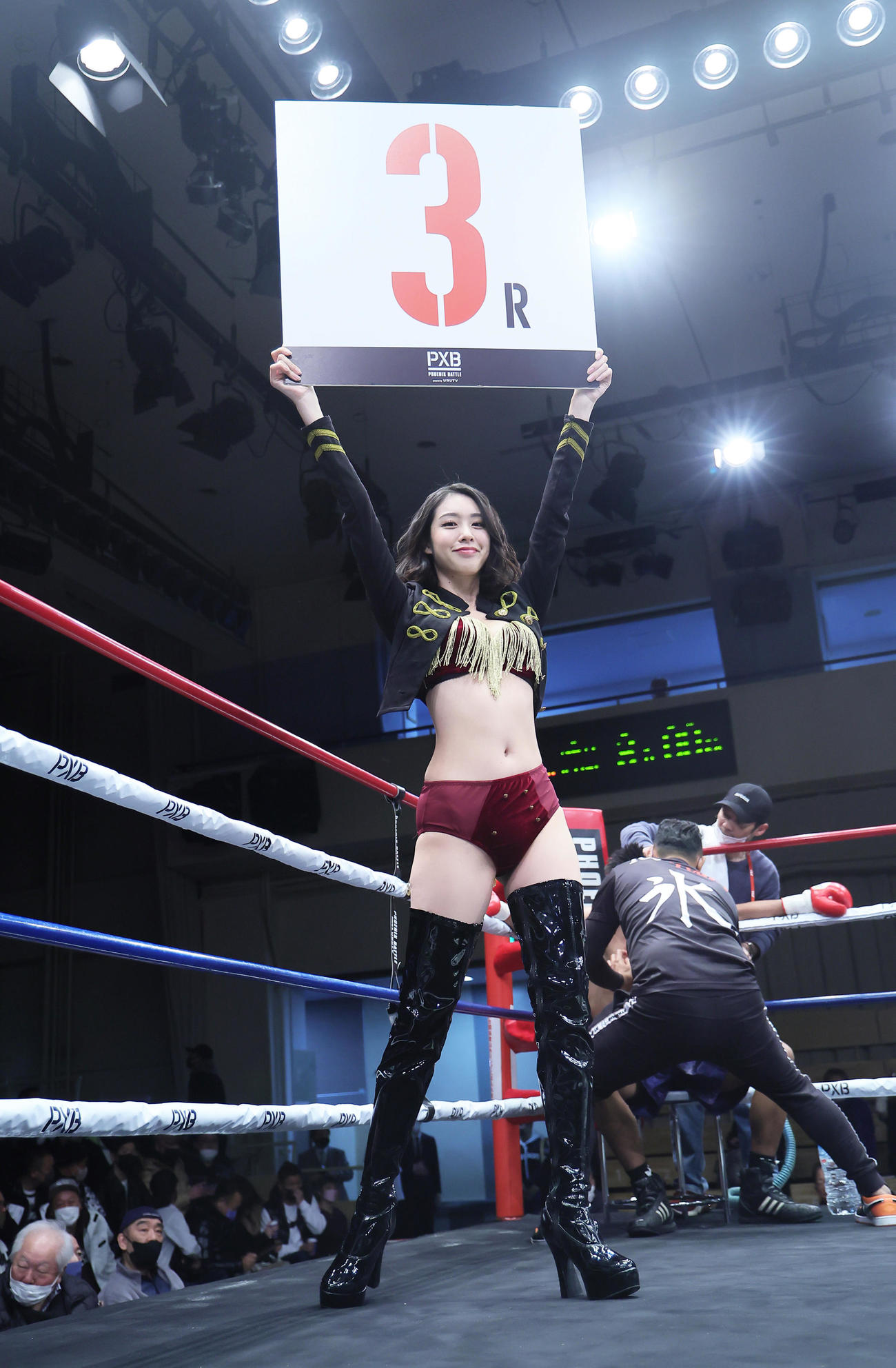 フェニックスバトル95のラウンドガールを務めるCYBERJAPAN DANCERSのCHIAKI（撮影・足立雅史）