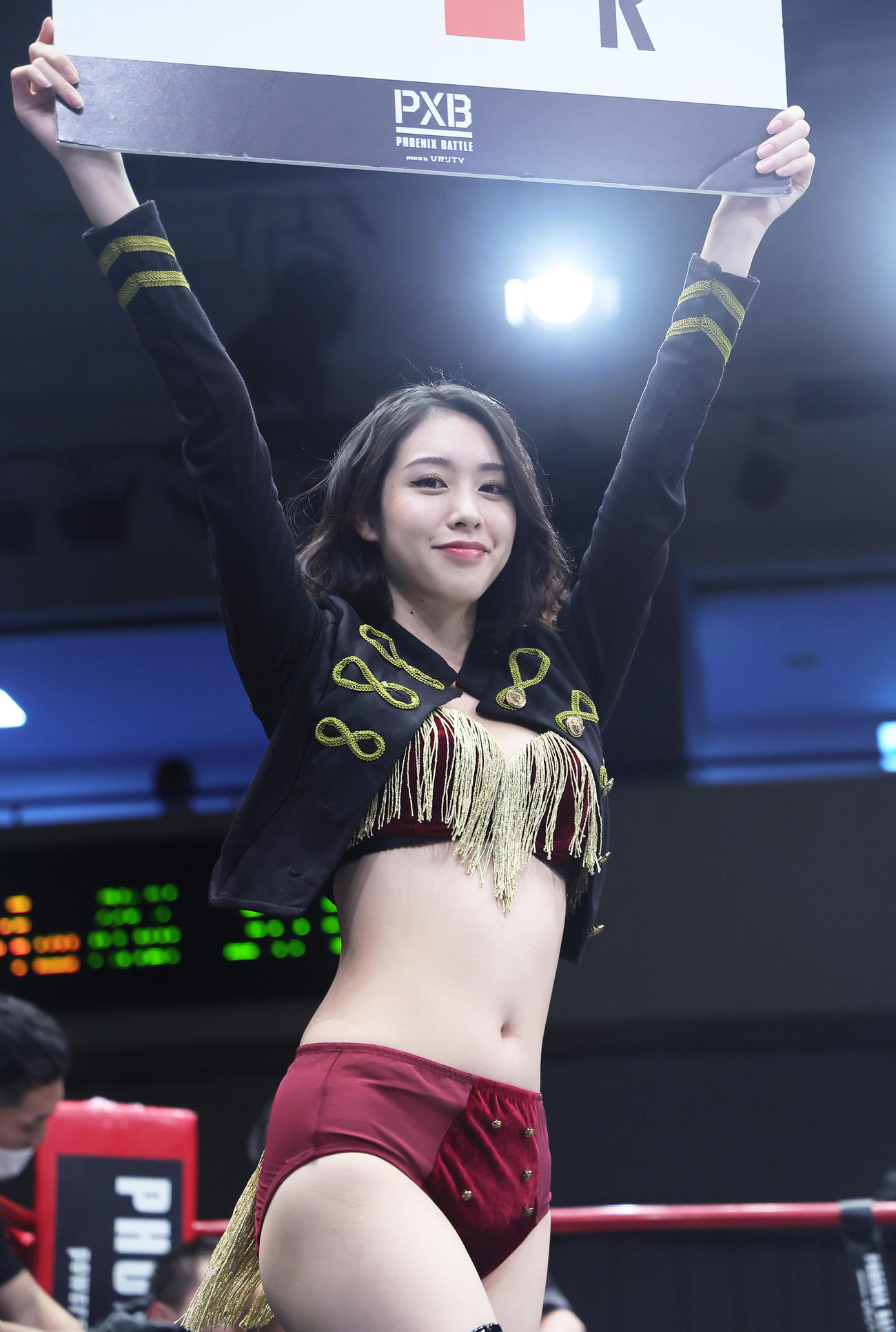 フェニックスバトル95のラウンドガールを務めるCYBERJAPAN DANCERSのCHIAKI（撮影・足立雅史）