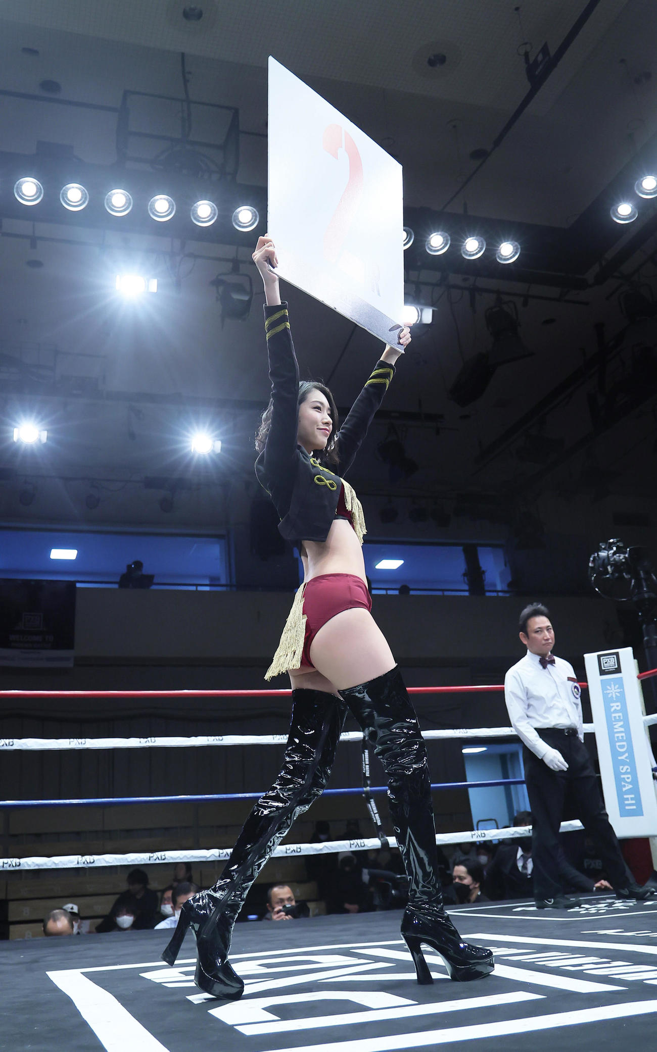 フェニックスバトル95のラウンドガールを務めるCYBERJAPAN DANCERSのCHIAKI（撮影・足立雅史）