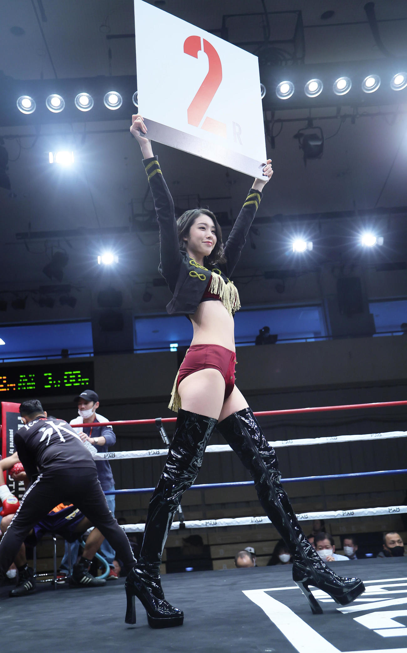 フェニックスバトル95のラウンドガールを務めるCYBERJAPAN DANCERSのCHIAKI（撮影・足立雅史）