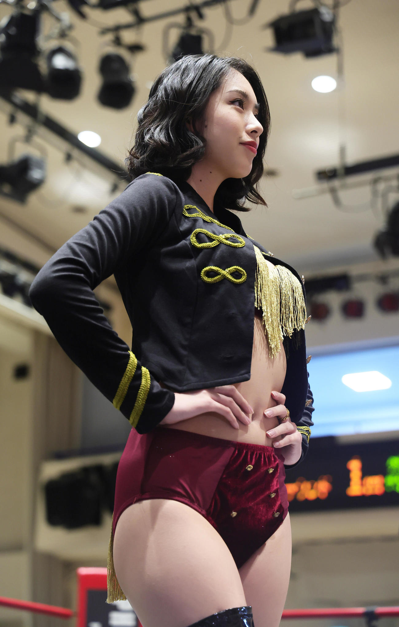 フェニックスバトル95のラウンドガールを務めるCYBERJAPAN DANCERSのCHIAKI（撮影・足立雅史）