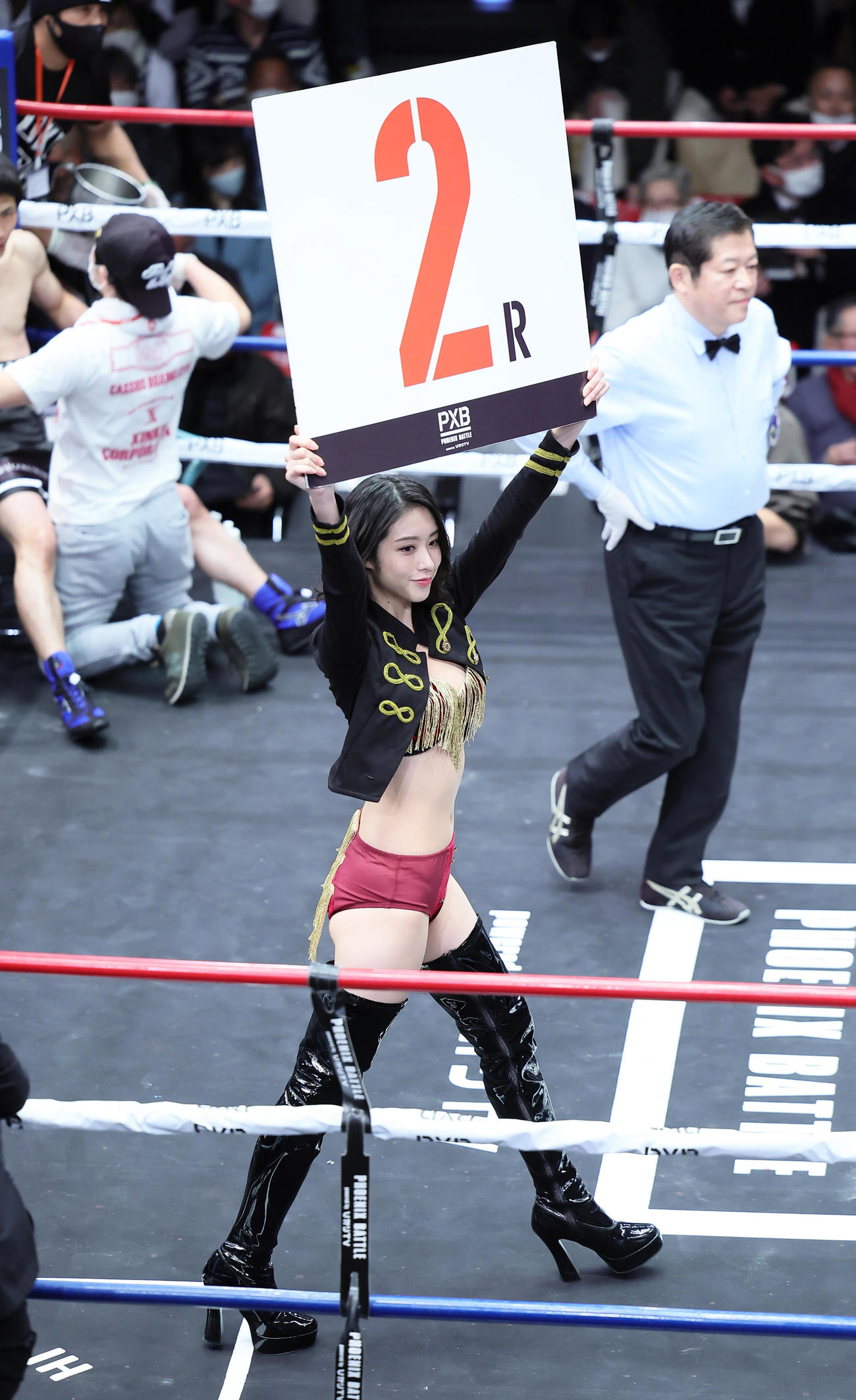 フェニックスバトル95のラウンドガールを務めるCYBERJAPAN DANCERSのCHIAKI（撮影・足立雅史）