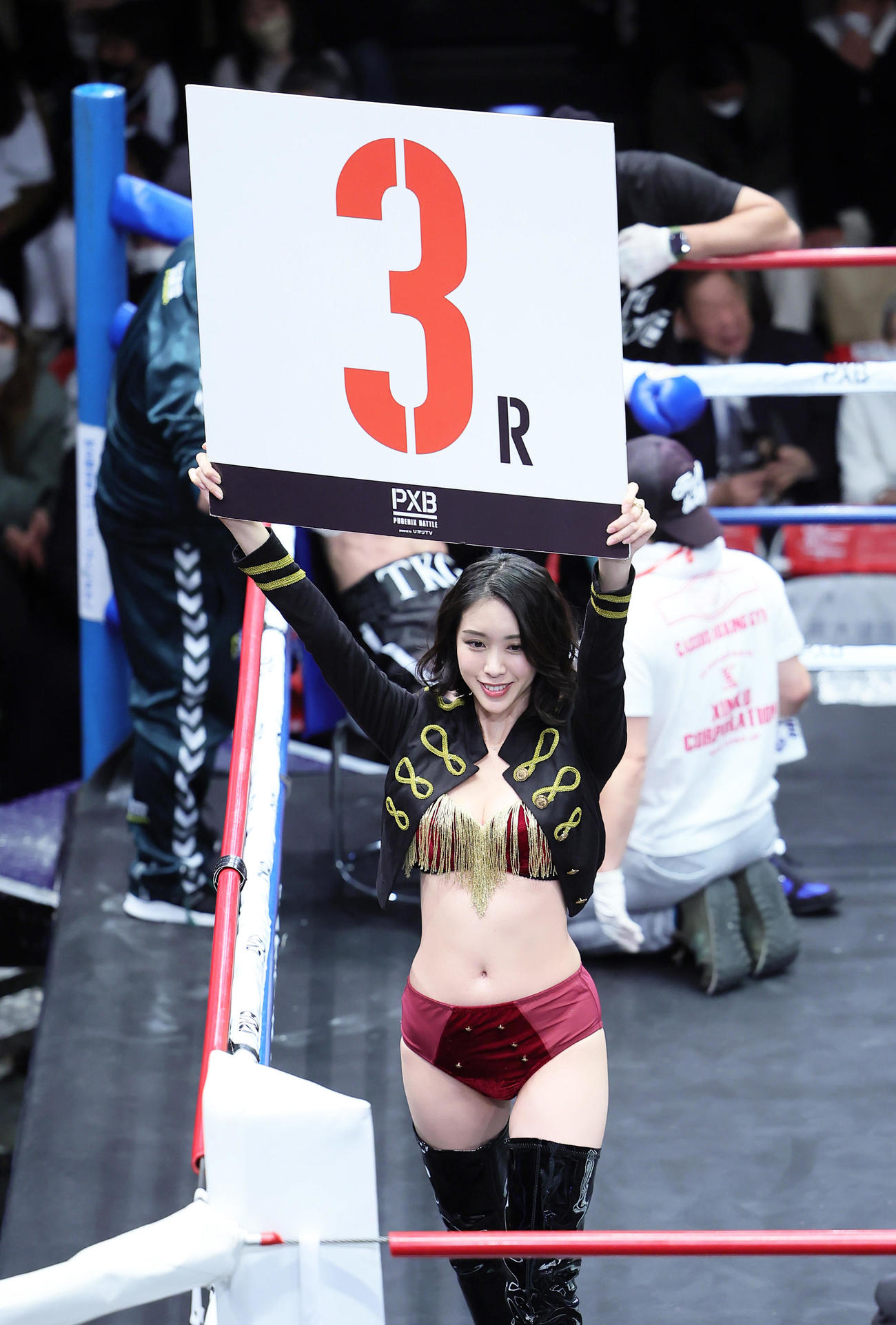 フェニックスバトル95のラウンドガールを務めるCYBERJAPAN DANCERSのCHIAKI（撮影・足立雅史）