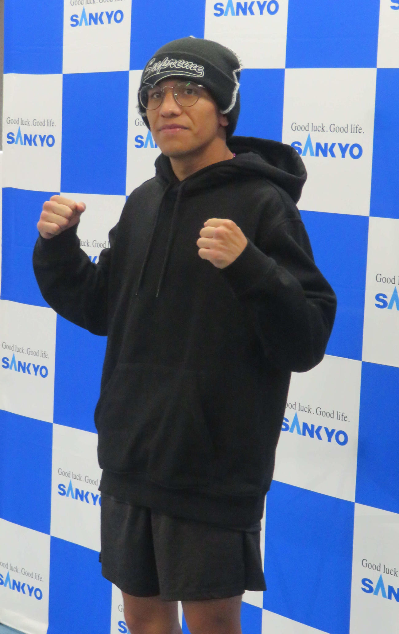 プロフェッサー（教授）が愛称のWBA世界スーパーフライ級王者ジョシュア・フランコはメガネをかけて会見