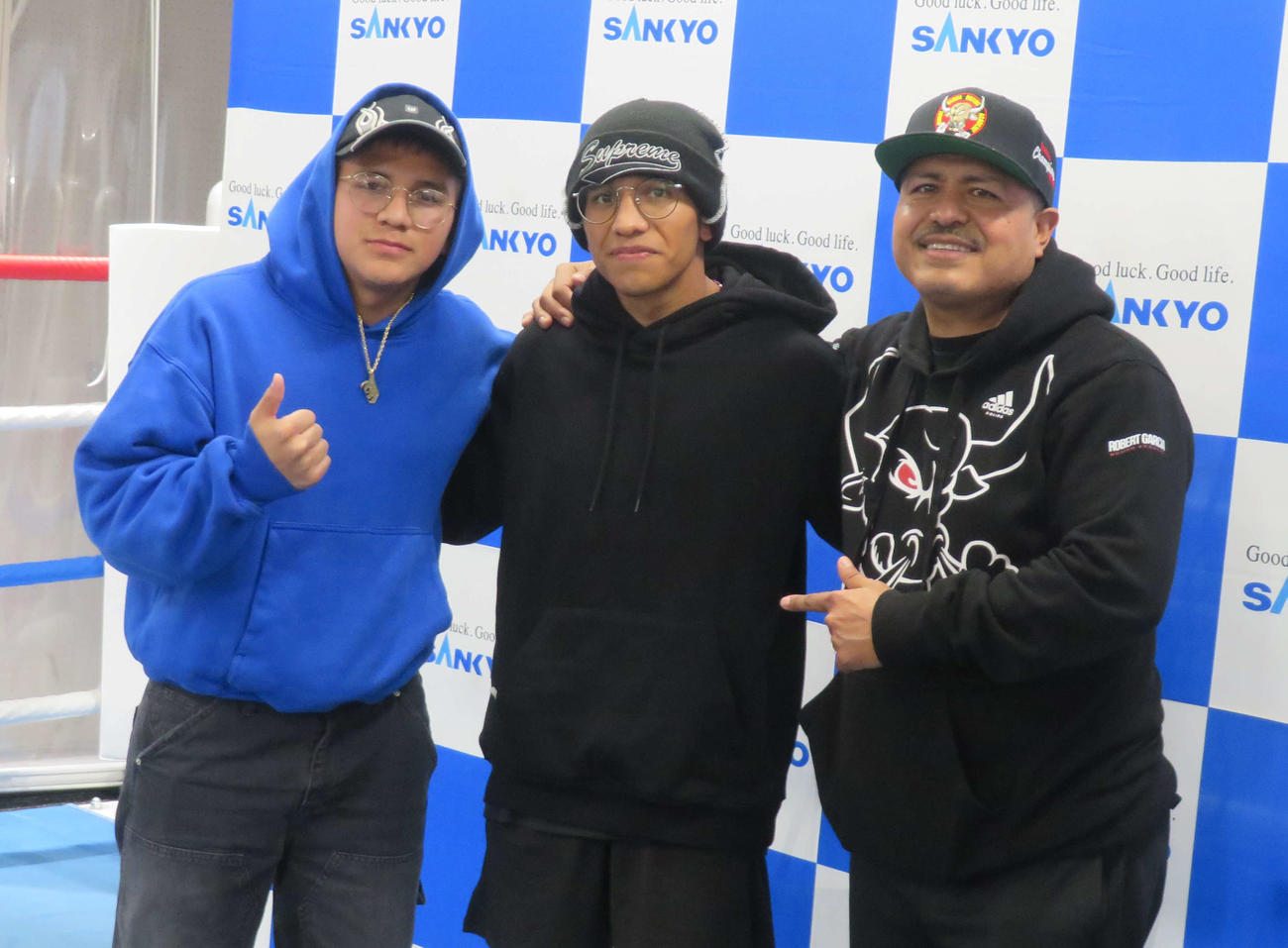 公開練習前に会見したWBA世界スーパーフライ級王者ジョシュア・フランコ（中央）。左端は前WBC世界同級王者ジェシー・ロドリゲス。右端はロベルト・ガルシア・トレーナー