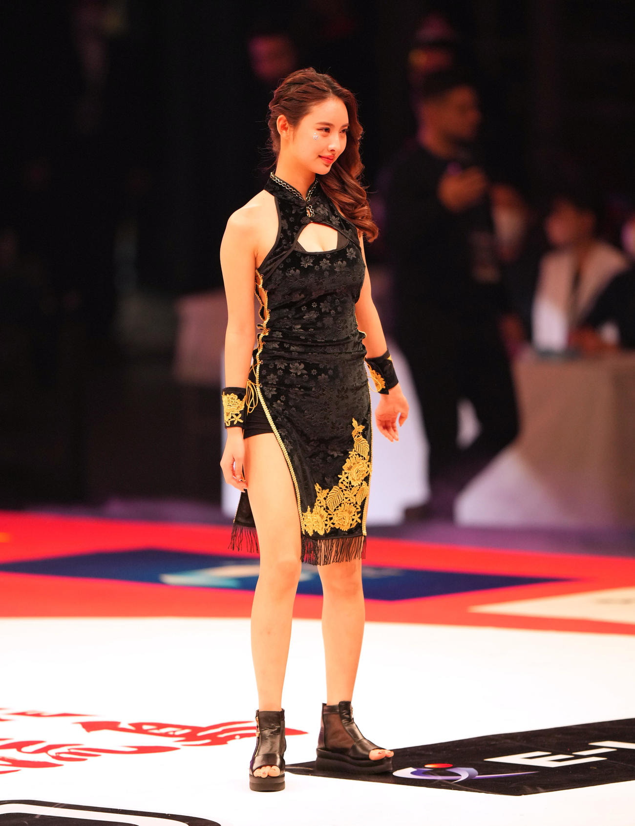 「INOKI BOM－MA－YE×巌流島」で会場を盛り上げるラウンドガールのあのん（撮影・菅敏）