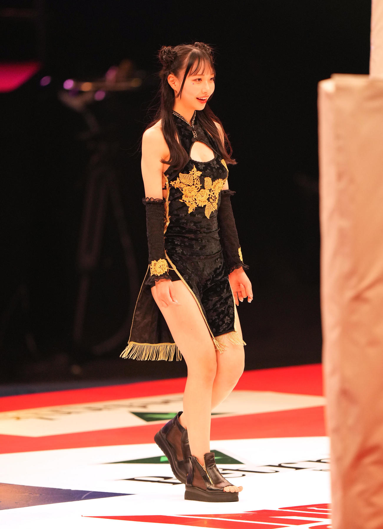 「INOKI BOM－MA－YE×巌流島」で会場を盛り上げるラウンドガール（撮影・菅敏）