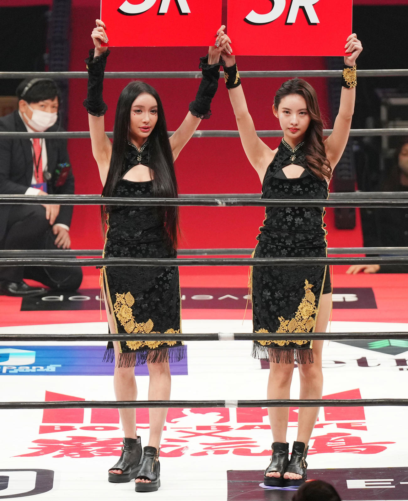 「INOKI BOM－MA－YE×巌流島」で会場を盛り上げるラウンドガール（撮影・菅敏）