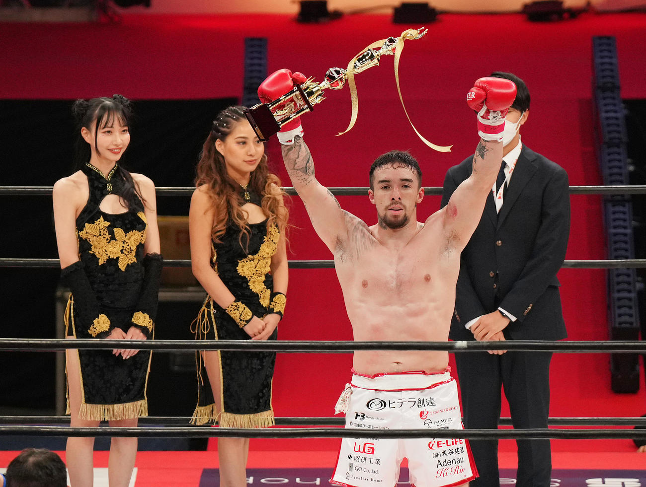 矢地にKO勝ちをし、ガッツポーズを見せる木村（撮影・菅敏）