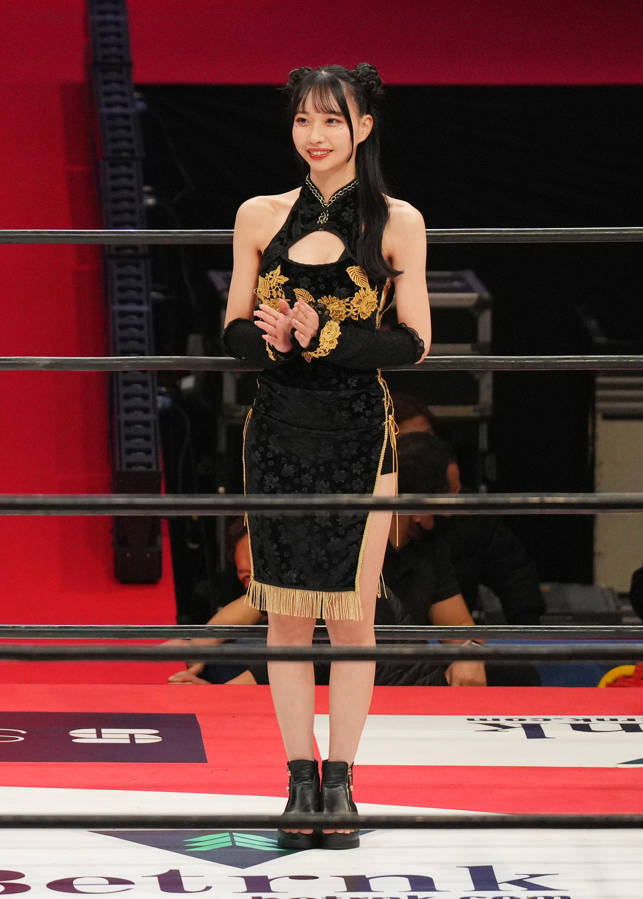「INOKI BOM－MA－YE×巌流島」で会場を盛り上げるラウンドガール（撮影・菅敏）