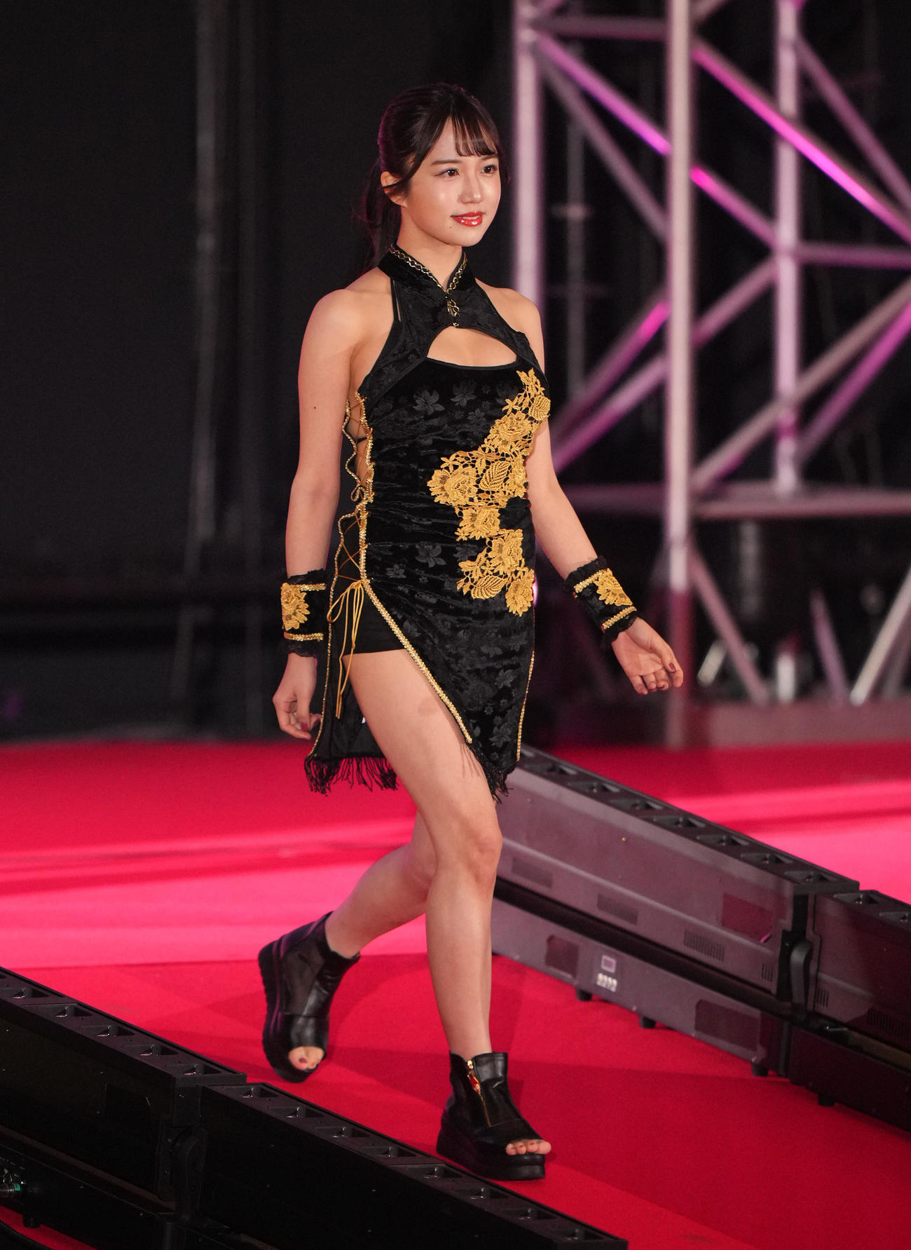 「INOKI BOM－MA－YE×巌流島」で会場を盛り上げるラウンドガールの花巻杏奈（撮影・菅敏）