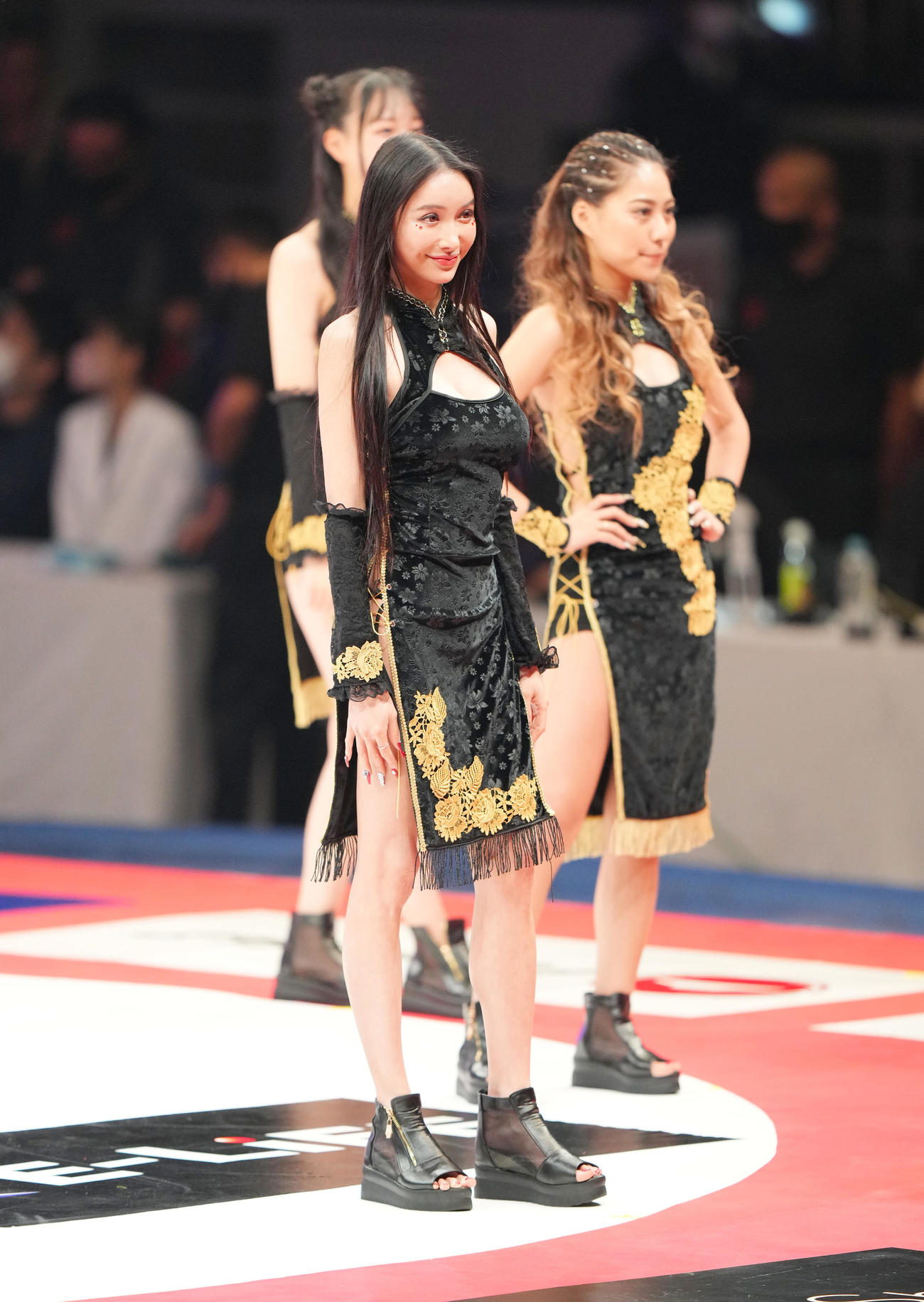 「INOKI BOM－MA－YE×巌流島」で会場を盛り上げるラウンドガール（撮影・菅敏）
