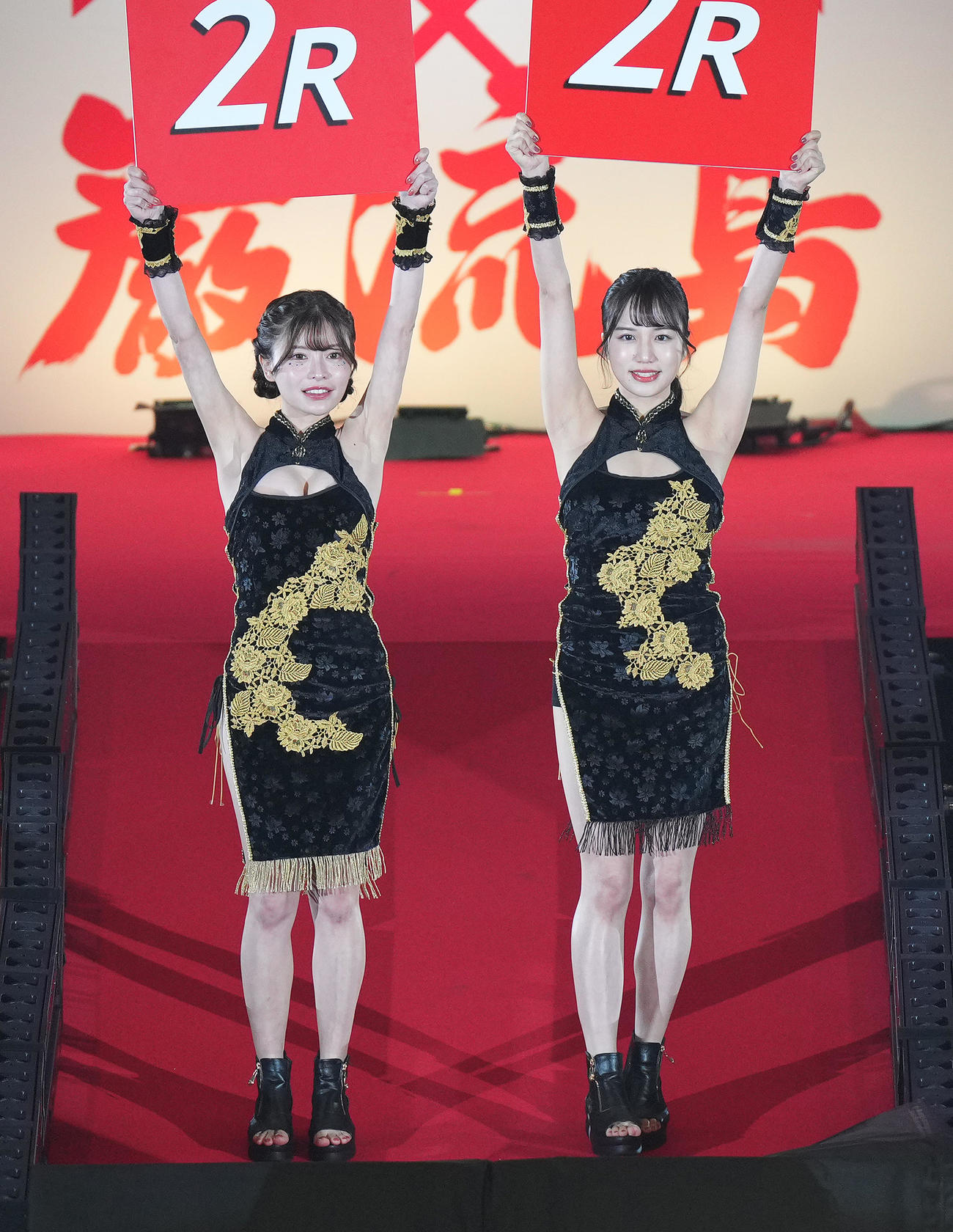「INOKI BOM－MA－YE×巌流島」で会場を盛り上げるラウンドガールの一丸ダリア（左）と花巻杏奈（撮影・菅敏）