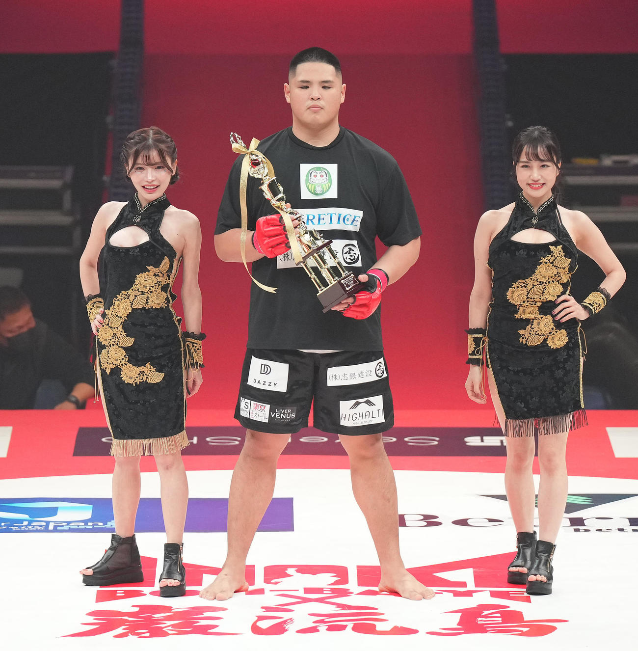 アンブリッツに勝利し記念写真に納まる貴賢神（中央）左は一丸ダリア、右は花巻杏奈（撮影・菅敏）