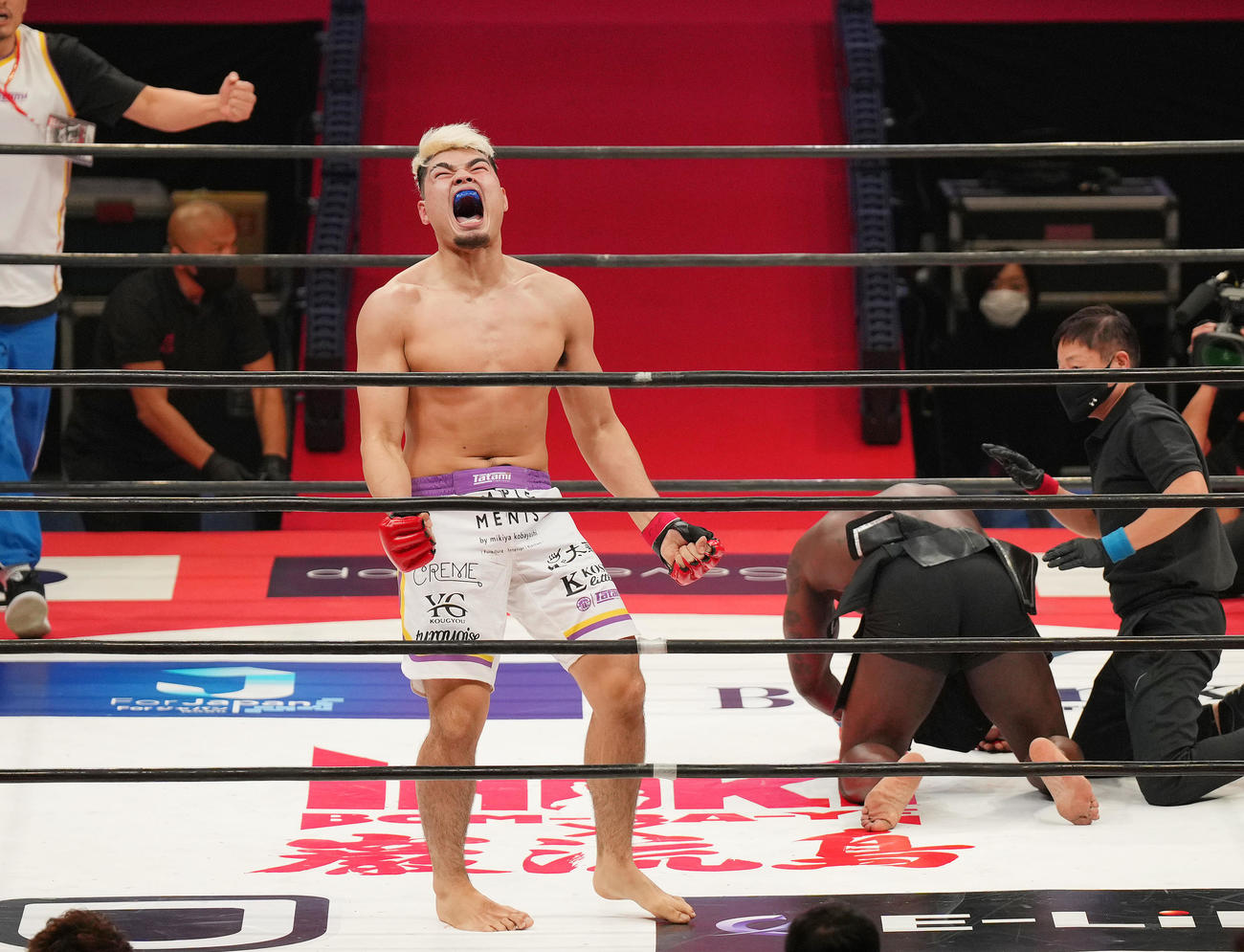マヌーフ（右）に勝利し、雄たけびを上げるタナベ（撮影・菅敏）