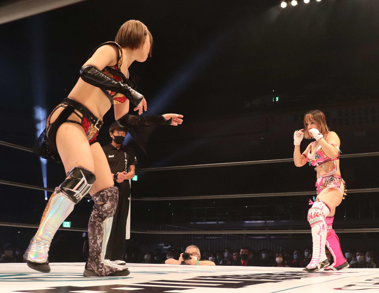 スターダム両国大会　桜井まい（左）をにらみつける白川未奈（撮影・松熊洋介）