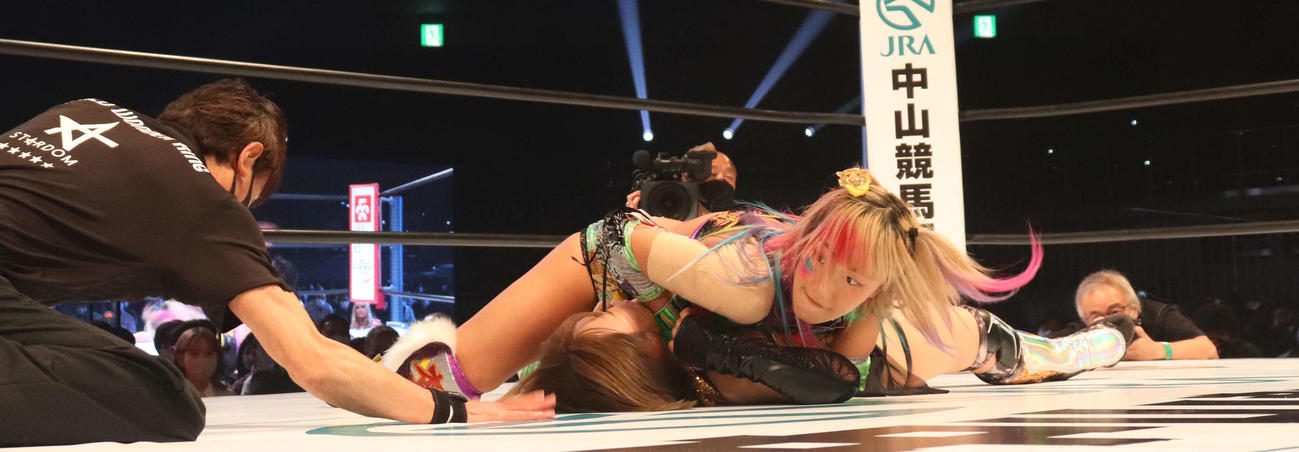 スターダム両国大会　桜井まいを押さえ込むウナギ・サヤカ（撮影・松熊洋介）