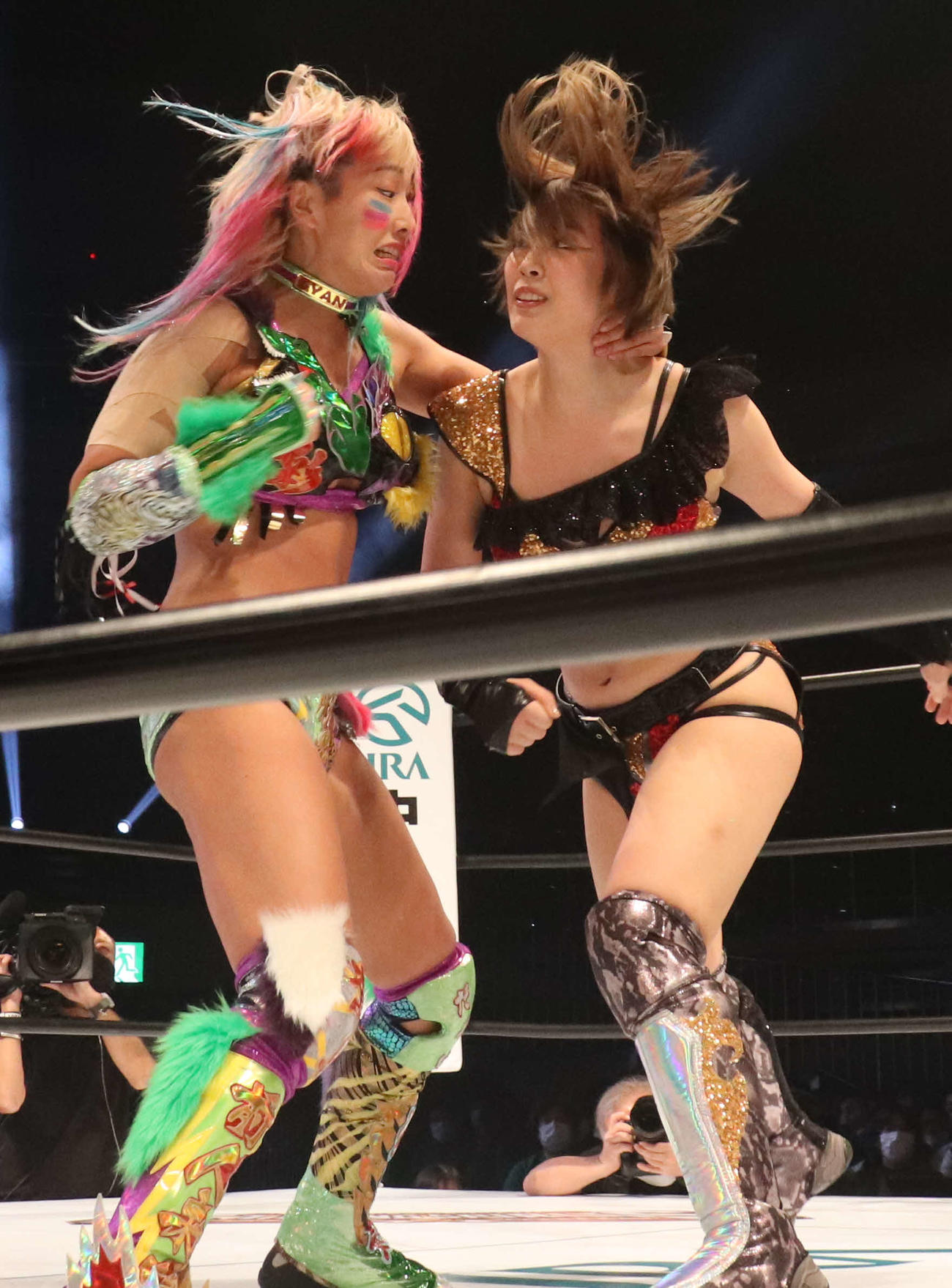 スターダム両国大会　桜井まい（左）に攻撃を仕掛けるウナギ・サヤカ（撮影・松熊洋介）