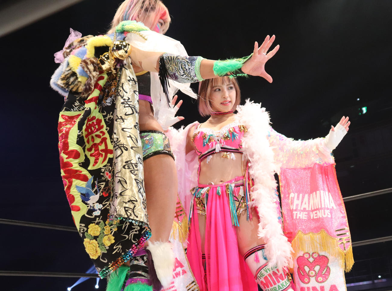 スターダム両国大会　ポーズをとるウナギ・サヤカ（左）と白川未奈（右）（撮影・松熊洋介）