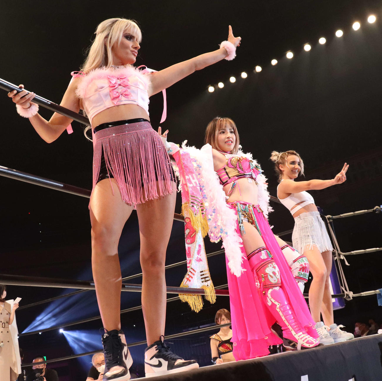 スターダム両国大会　試合前にファンに向かってポーズを取る白川未奈（中央）。左はマライア・メイ、右はザイヤ・ブルックサイド（撮影・松熊洋介）