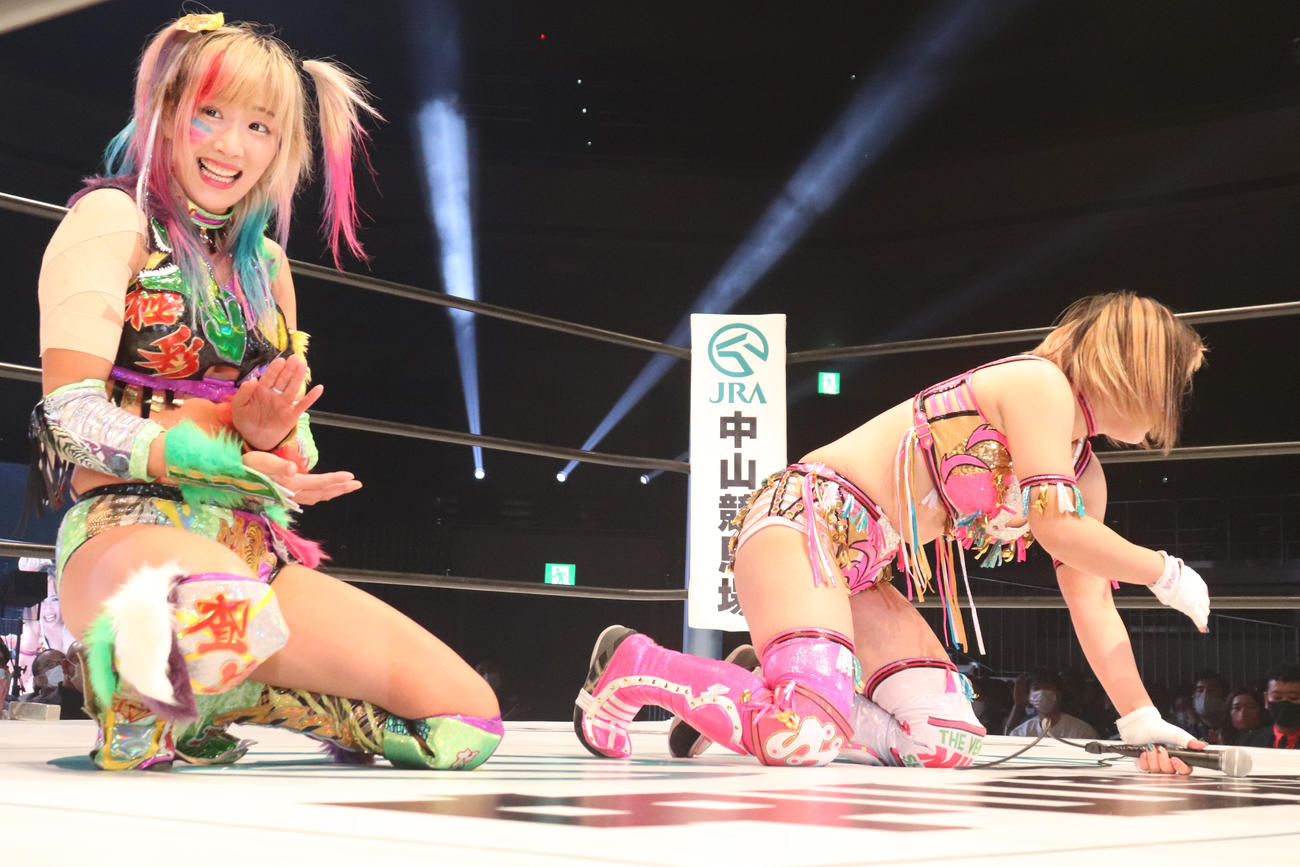 スターダム両国大会　白川未奈が復帰戦で勝利し、笑顔のウナギ・サヤカ（撮影・渋谷征平）