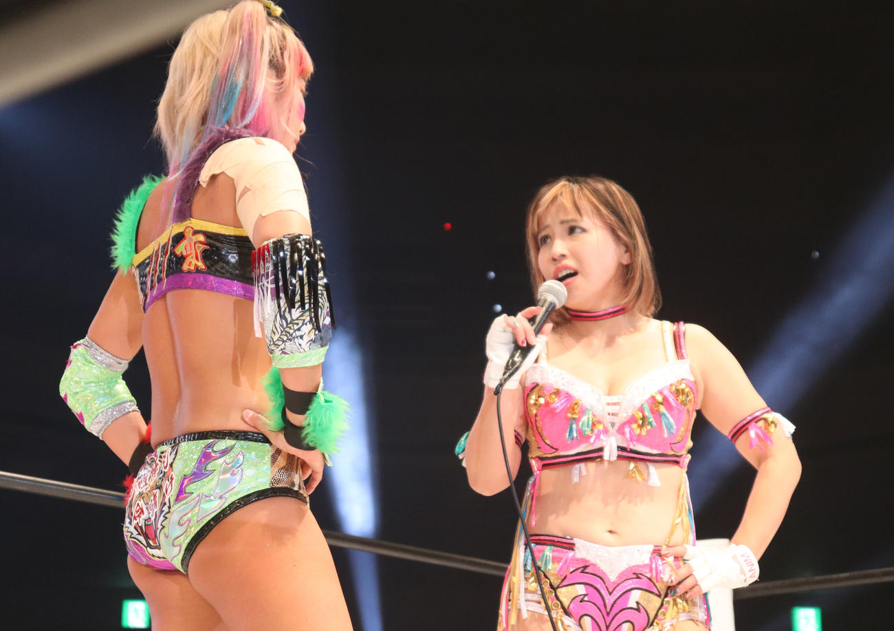 スターダム両国大会　ウナギ・サヤカに詰め寄る白川未奈（右）（撮影・渋谷征平）
