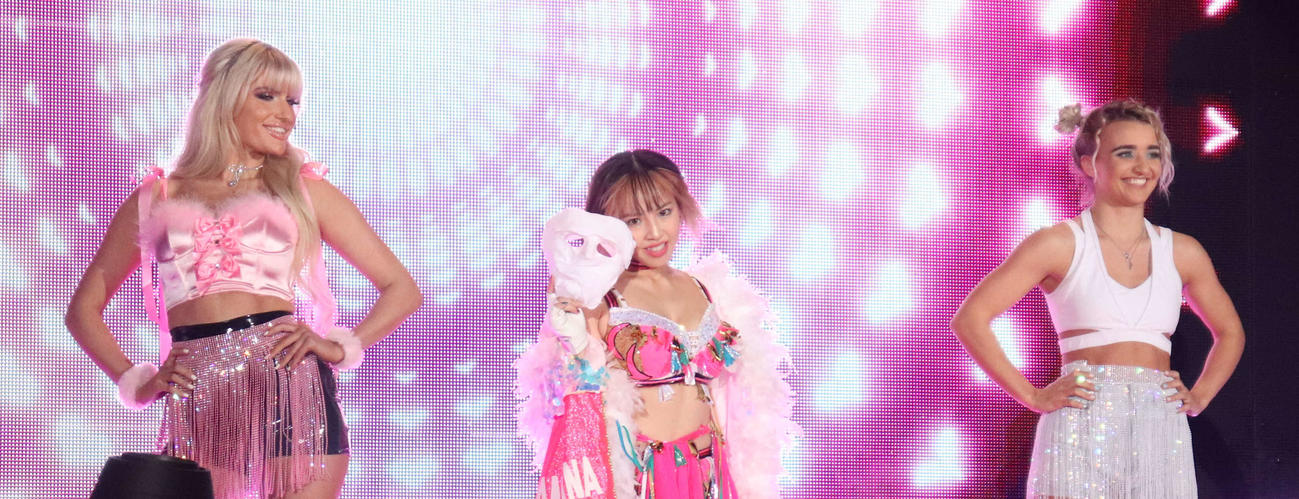 スターダム両国大会　入場する白川未奈（中央）。左はマライア・メイ、右はザイヤ・ブルックサイド（撮影・松熊洋介）