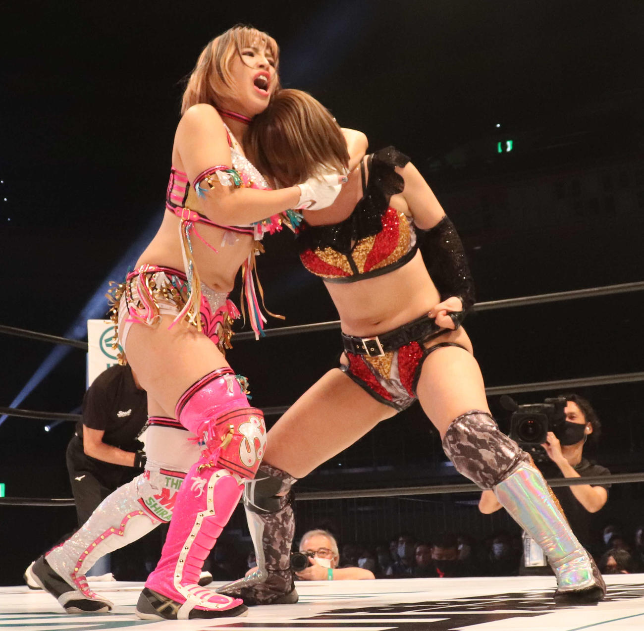 スターダム両国大会　桜井まいに攻撃を仕掛ける白川未奈（撮影・松熊洋介）