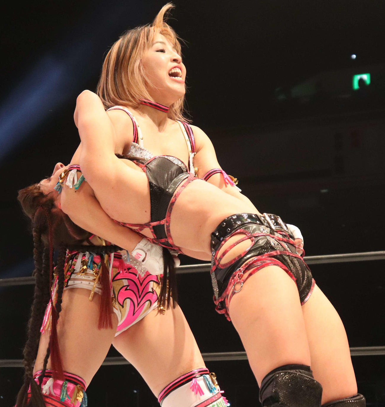 スターダム両国大会　テクラに攻撃を仕掛ける白川未奈（撮影・松熊洋介）