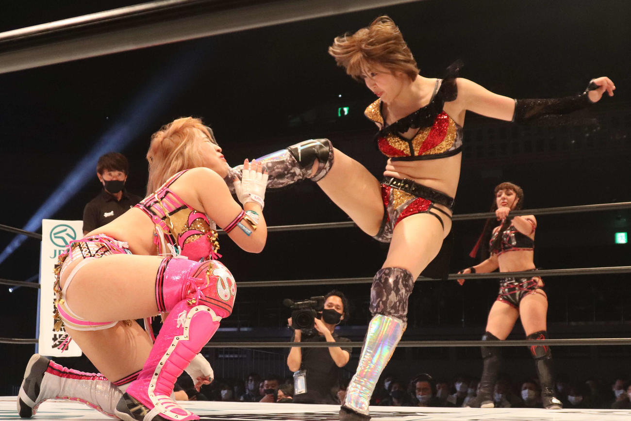 スターダム両国大会　桜井まいから蹴りを浴びる白川未奈（撮影・松熊洋介）