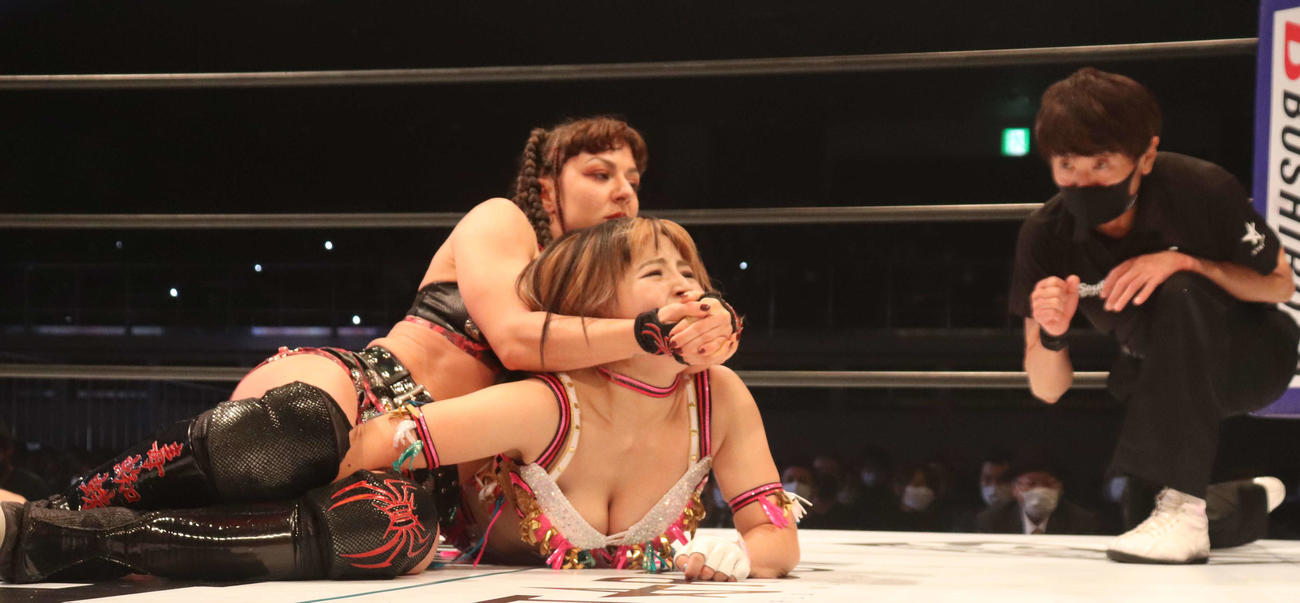 スターダム両国大会　テクラに攻められる白川未奈（撮影・松熊洋介）