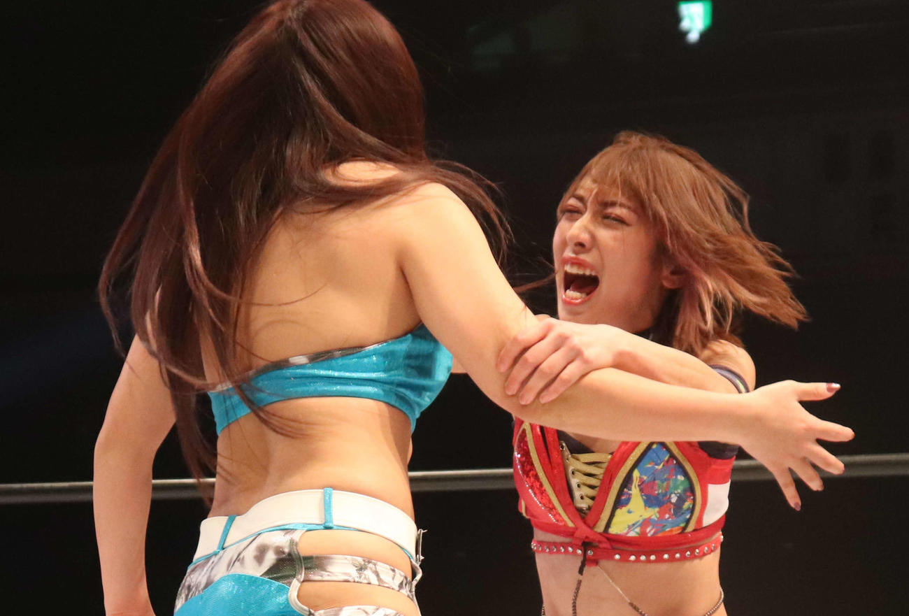 スターダム両国大会　葉月に攻撃を仕掛ける向後桃（撮影・渋谷征平）