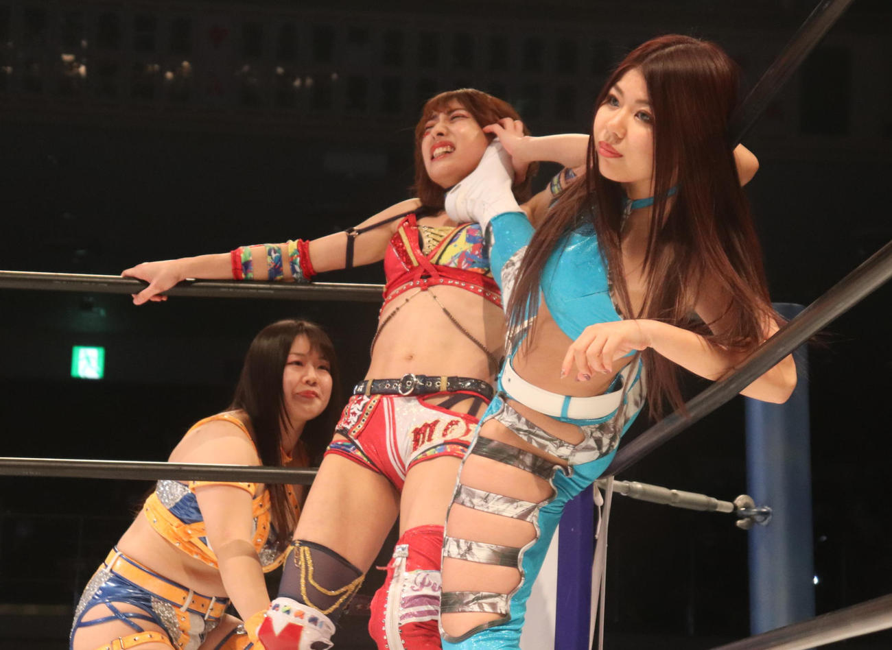 スターダム両国大会　葉月の攻撃を受ける向後桃。後方はコグマ（撮影・渋谷征平）